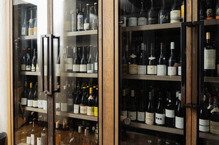 LA BONNE TABLE - 15か国以上の豊富なワインセレクション