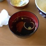 板鼻館 - 味噌汁かラーメンスープが選べます。
      スープにはチャーシューのかたまりも。