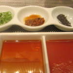 神戸プレジール - お肉に添える薬味とタレ