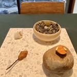 John - ◆ 大理石の大きなプレートに4種類
            手前右：人参のタルト
            手前左：焼き芋のベニエ
            左奥：白茄子のタルタル
            右奥：苔と石