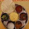 ルビーマーレー - ２種CURRY SET パパドの右からエビココナッツ・マトンキーマ・クートゥ・ライタ・サラダ