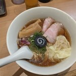 らぁ麺 はやし田 - 醤油らあめん（ワンタン）と瓶ビール