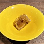 一碗水 - ①本日の一口目　
      　豚皮、茶豆、干し豆腐寄せたもの