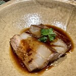 一碗水 - 特撰素材の季節料理
      皮付き豚バラ肉煮込み