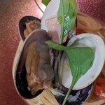 Fukuyama Shunsai Bisutoro Tsumugi - 大粒のアサリとハマグリ、贅沢な貝達（≧∇≦）ややピリっ辛っが感じられ、貝のエキスﾀｯﾌﾟﾘで美味しく（≧∇≦）