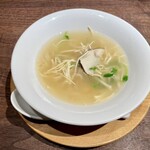 一碗水 - ④ スープ(季節のオススメスープ)
      　松茸、干し豆腐、さいまき海老、豆苗、むね肉の五目スープ