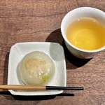 一碗水 - ⑥デザート
      　銀杏の水晶月餅