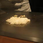 神戸プレジール - ガーリックチャーハンも目の前で仕上てくれます