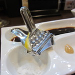 串揚げ 串の実 - レモンを絞る装置！