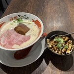 無限ラーメン - 「牛骨白湯 贅沢醤油」「焼豚丼 ミニ」