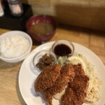 ニジイロ食堂 - ソースチキンカツ定食。ソース別添え