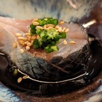 焼とり 熟成魚 木崎 - 黒ごまが下に敷かれていて