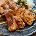 立ち呑み ビアジオ - 上シロとハラミは全くクセが無く柔らかく煮込まれている。