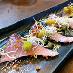 立ち呑み ビアジオ - ブリの切り身に青唐辛子オイルをかけたカルパッチョ。