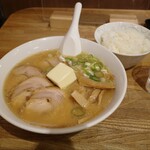 Yuu Kitei - 味噌チャーシュー麺にバターのトッピング。とライス。