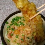 讃岐うどん がもう - 小海老かき揚げ･ちくわ天のかけ温小､290円。