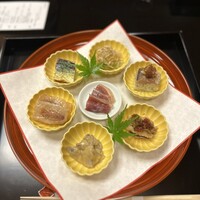 よし町 - ①秋刀魚燻製、あけび味噌、かます棒寿司、身巻き唐墨、鴨生ハム、キャベツ煮浸し、濃い南蛮漬、山野水産霞ヶ浦鯉