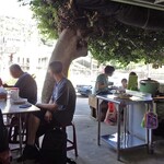 榕樹下黒糖剉氷 - ガジュマルの下のテーブル席