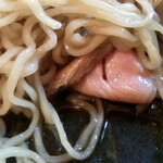 麺哲支店 坊也哲 - 替玉の下にチャーシュー