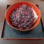 暁山 - 蓋を開けると、蕎麦がきの上 9割ほどを煮小豆が覆っていた。初めて見る景色だ。