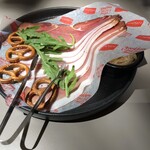 シュマッツ - 3ヶ月ドライエイジングした生ハムプラッター　1309円