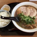 Tsuu Ramen Yotsuboshi - ラーメン食ってシロメシ食わずは
                      
                      『仏作って魂入れず』
                      
                      勿論シロメシも食うヽ(´o｀
                      
                      漬物付き。
                      
                      
                      ¥150は嬉しい価格設定。
                      
                      
                      
