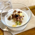 ドンシー 亜細亜香辛料理店 - 共通のグラノーラヨーグルト