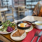 ドンシー 亜細亜香辛料理店 - 目玉焼きグリルベーコン＆ソーセージ