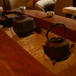 京 上賀茂 御料理秋山 - 囲炉裏は最初も最後もポイントになります。