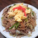 新華苑 - 大好きなメニュー、焼きそば800円に大盛りプラス150円で950円。