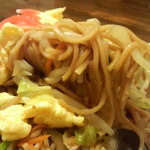 新華苑 - 麺は一度蒸してあるので独特な食感です。