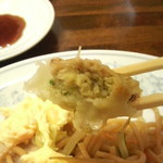 新華苑 - 中も具がいっぱい。