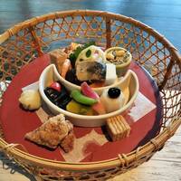 韻松亭 - メインの籠