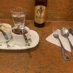 トマト - カレーを待つ卓上