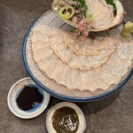 旬菜魚 藍 - 高等技術で包丁がさえる500グラム以上の黒鮑の薄造りの肝ソース添え。思い出に残る味わいです。