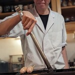 焼とり 熟成魚 木崎 - 凄く楽しそうに、手際よくお仕事をされています