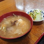 ペンション はなのや - キノコ汁の味噌汁とザーサイのお漬物
