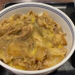 吉野家 - 生卵はチャチャチャッと箸で混ぜてから
            牛丼の上に満遍なくかけるタイプです♪
            いつもの美味しさ。ずっと安定しています。