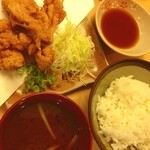 とり八 - 唐揚げ定食780円。安くはないけど、ここのレストラン街ではマシな方か。