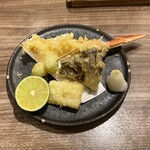 炉ばた焼　日吉丸 - ズワイガニ、舞茸、銀杏、とうもろこしの天ぷら
