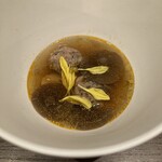 KNOT - 前菜　スッポンのツクネとヒラキ茸とふくろ茸のコンソメスープ。酢橘と菊の花添え