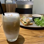 LARGE CAFE - 水・おしぼり・カトラリーはセルフ