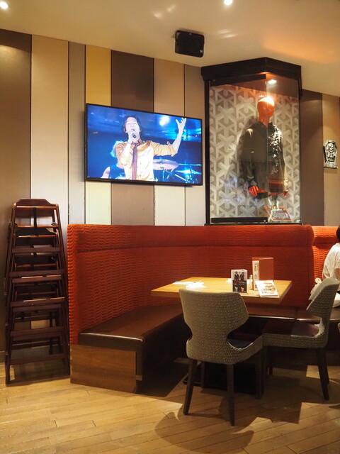 Hard Rock Cafe Yunibasaru Shitiwoku Osaka Ten photo 5