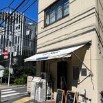 Le Sept chez IINA - 立川駅北口から徒歩10分ほど、
      立川相互病院近くのビルの1階にあります。