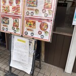 Midori Zushi Sushi Matsu - 平日のランチメニューが入り口にある。
                        
                        暫く見てたけど、よくわからないから
                        
                        とりあえず入ってみることに