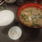 魚処 おぎた - 飯、漬物と味噌汁
