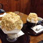 秀月堂 - 遠近法で奥のミニサイズがより小さく見えますが、レギュラーサイズとミニサイズの栗ミルクを並べてみました