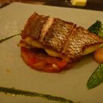 ラ・レゾナンス - 真鯛のポワレ、バジルソース（オレンジ色の丸いのは自家栽培のバターナッツスカッシュ）アップ