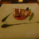 ラ・レゾナンス - 真鯛のポワレ、バジルソース（オレンジ色の丸いのは自家栽培のバターナッツスカッシュ）