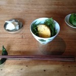 サーカス - 左：大根のピクルス、中：春菊と柿のバルサミコ和え、右：パクチーとレモン